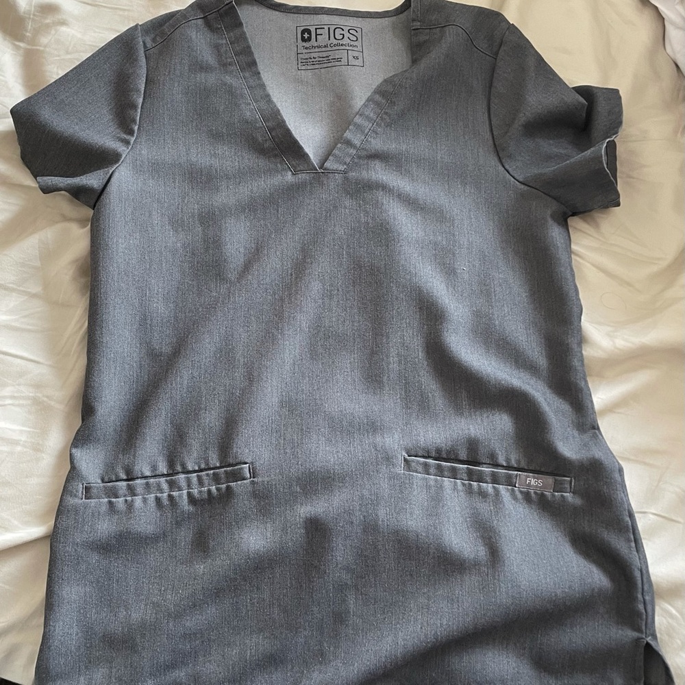 Casma™ Three-Pocket Scrub Top